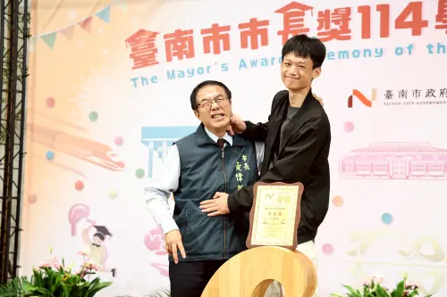 ▲ 道具與造型吸睛，也有同學與市長展開親密互動，場面溫馨歡樂。（圖／南市府提供）