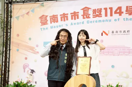 ▲ 有同學邀請市長戴上假髮，黃偉哲也來者不拒、全力配合，與台下師生家長笑成一片。（圖／南市府提供）