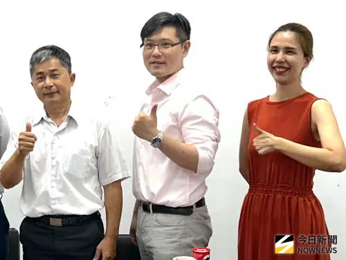 ▲財政部關務署高雄關旗津分關主任郭明發(左)說明，廠商報運外銷品復運進口，並申請免徵成品關稅之情形。(圖／記者黃守作攝)