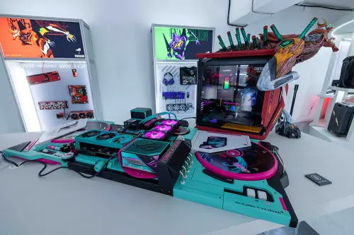 ▲ROG20週年紀念特展展出歷代聯名產品與主題改裝機，吸引玩家朝聖。（圖／華碩提供）