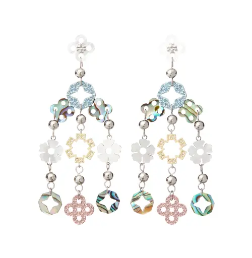 ▲台中大遠百TORY BURCH Forget Me Not勿忘我系列垂墜耳環以花卉造型結合珍珠光澤設計，展現細膩優雅氣質，為夏日造型增添浪漫魅力，推薦價17,500元。（圖／遠百提供）