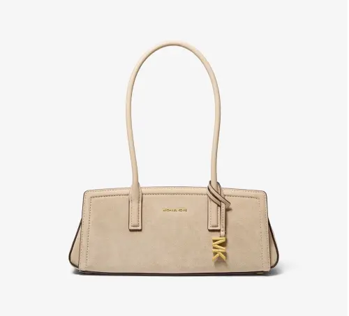 ▲板橋大遠百MICHAEL KORS LAILAY肩背包以簡約俐落的卡其色調搭配長型包身設計，展現都會女性時尚品味，推薦價11,100元。（圖／遠百提供）
