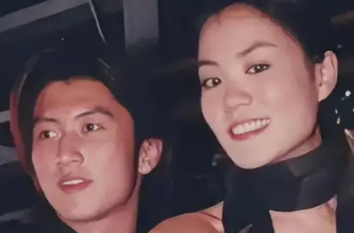 王菲、謝霆鋒越愛越高調！機場沒走VIP通道　十指緊扣給大家拍