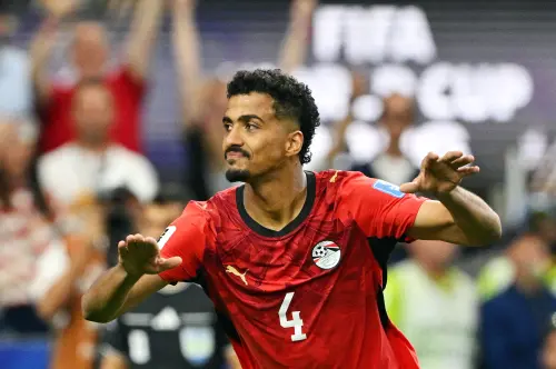 ▲埃及後衛阿卜德爾馬吉德（Hossam Abdelmaguid）踢進致勝12碼，讓埃及在PK大戰淘汰澳洲，寫下隊史新頁。（圖／路透／達志影像）