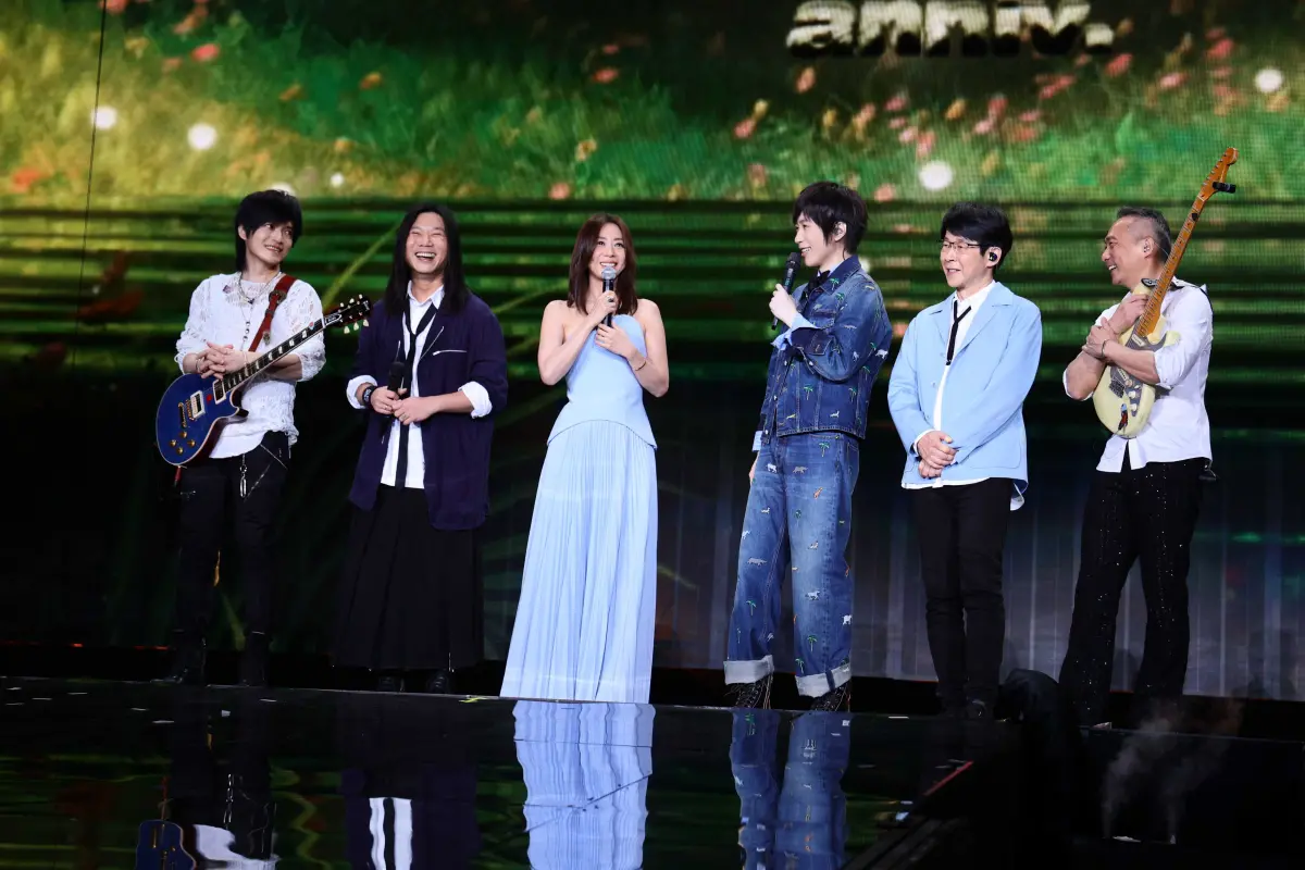 ▲五月天首日嘉賓邀請到女神陳綺貞（左三），不僅演唱經典歌〈私奔到月球〉，還帶來新歌〈真的〉，唱到最後更十指緊扣，掀起高潮。而阿信也透露對方私下超神秘，認識多年卻沒有聯絡方式。（圖／相信音樂提供）