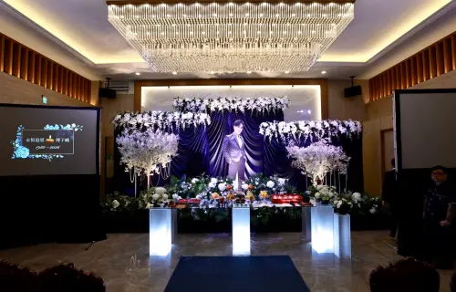 傅子純告別式會場曝光！白花環繞送別　遺照定格最帥模樣