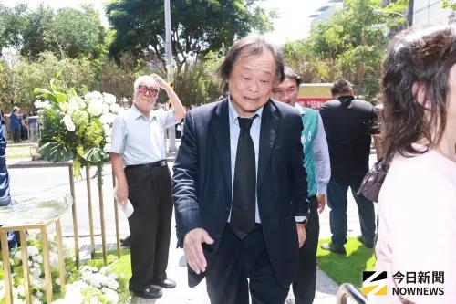 王世堅低調現身送傅子純最後一程！全程未受訪　靜坐胡瓜身旁致意