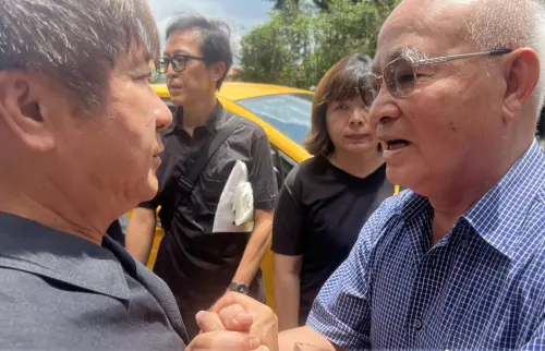 ▲傅子純父親（右）白髮人送黑髮人，告別式上與胡瓜緊握雙手、相擁致意，畫面令人動容。（圖／民視提供）