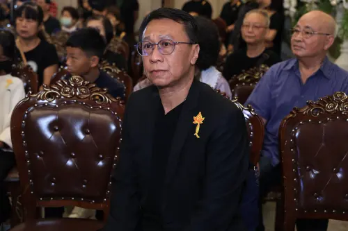 ▲游安順擔任傅子純告別式引言人，細數好友24年演藝生涯，盛讚他「不是天生的演員，卻是值得敬重的演員」。（圖／民視提供）