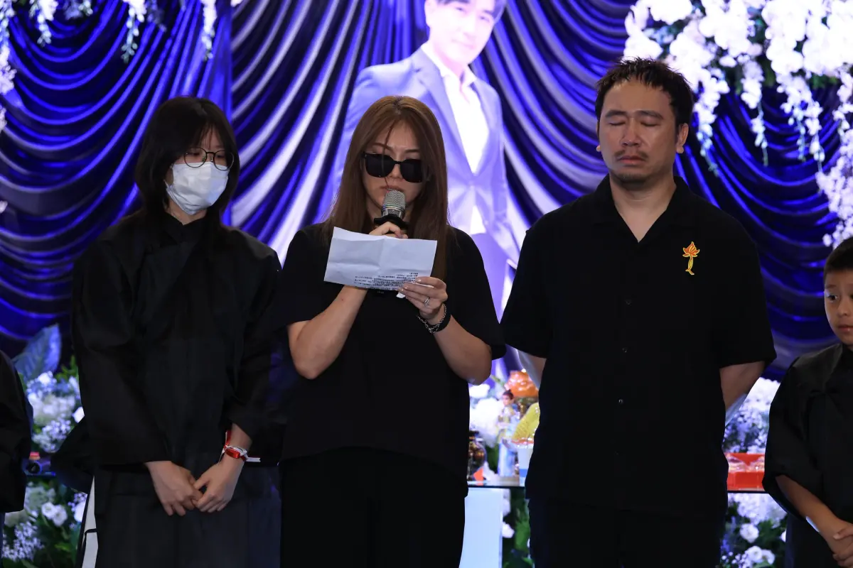 ▲傅子純遺孀李佳綺（中）代表家屬感謝各界陪伴丈夫走完人生最後一程，止不住眼淚不停哭泣：「親愛的老公，謝謝你來過。」（圖／民視提供）