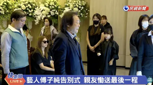 ▲傅子純告別式，立法委員王世堅現身致意。（圖／翻攝自民視YouTube）