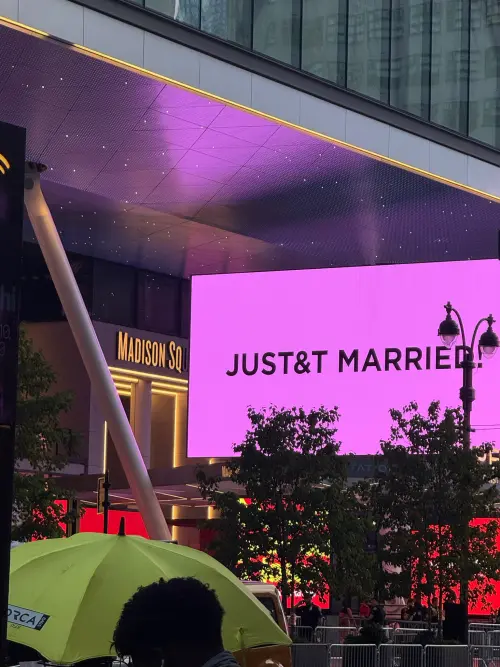 ▲泰勒絲跟凱爾西在婚宴場外的電子看板上，打上「JUST&T MARRIED」。（圖／X@Elizabeth Wagmeister @EWagmeister）