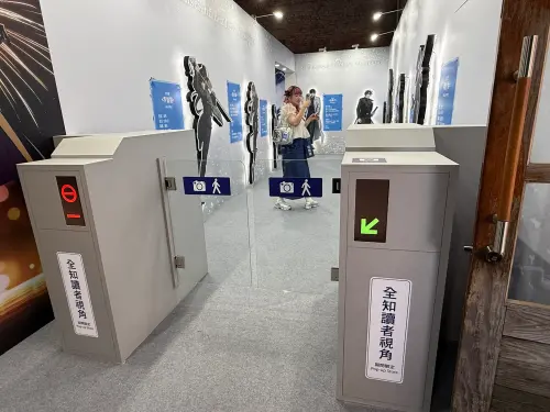 ▲全知讀者視角快閃店入口處有「金獨子」、「劉眾赫」雙主角，並有9位主要經典角色的人形立牌。（圖／記者張家瑋攝）