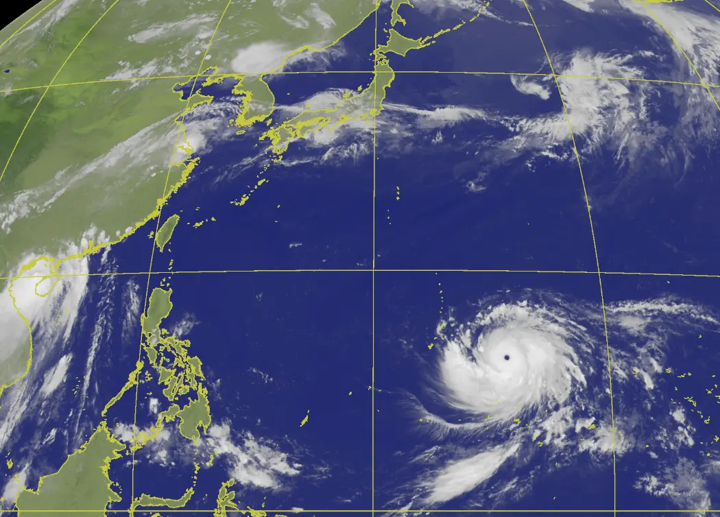 ▲巴威颱風雲系結構完整，衛星雲圖可見清楚颱風眼，外圍環流範圍廣大，後續路徑與暴風圈變化仍需持續觀察。（圖／翻攝中央氣象署）