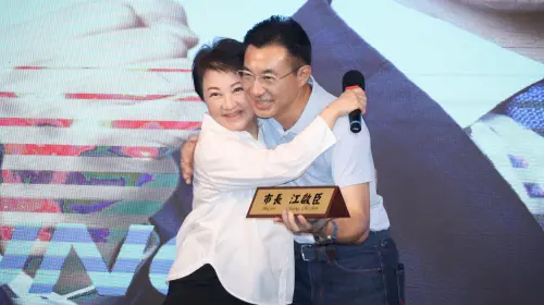交棒還是起跑？盧秀燕送市長名牌！一句「秀燕將啟程」埋2028伏筆
