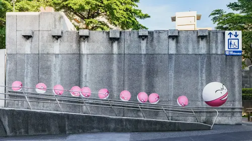 ▲沿著出口往前走的電梯出口，有「霹靂電球」與「頑皮雷彈」，在斜坡上列隊歡迎你。（圖／《Pokemon GO》提供）