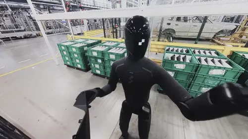 ▲現代化汽車工廠中，大量零組件通常是以大型容器混合運送，內部零件往往處於未分類、未排序的凌亂狀態，但Figure 03能夠透過視覺系統進行精準辨識分類。（圖／Youtube＠Figure）