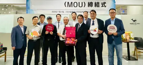 ▲黃偉哲與韓國首爾的地下街商家團體代表合影。(圖／南市府提供)
