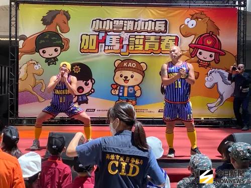 ▲今天的活動特別邀請兒童界的天團「金剛拔拔幼兒體育戶外遊戲團隊」以生動活潑的互動帶領，讓在座的大小朋友們一同手舞足蹈。(圖／記者郭凱杰攝,2026.07.04)