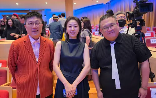 ▲朴智妍（中）遇到《陽光女子合唱團》導演林孝謙與編劇呂安弦超開心。（圖／好時光娛樂）