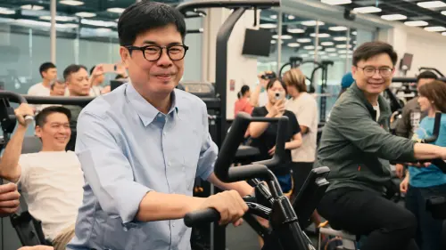 ▲市長陳其邁與民意代表體驗風車機等新穎器材。（圖／高市府運發局提供）
