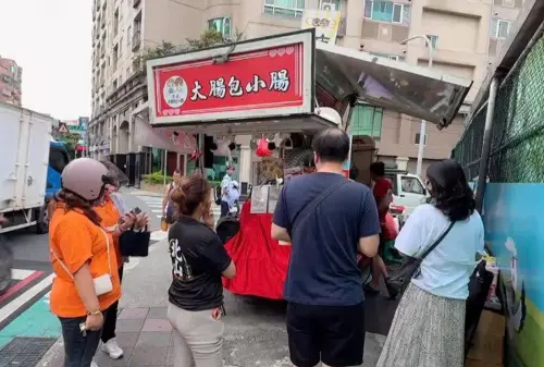▲流動餐車「崇妮 大腸包小腸」長期提供愛心待用餐給有需要的人，近期因分享暖心故事而引發討論。（圖／崇妮 大腸包小腸臉書）