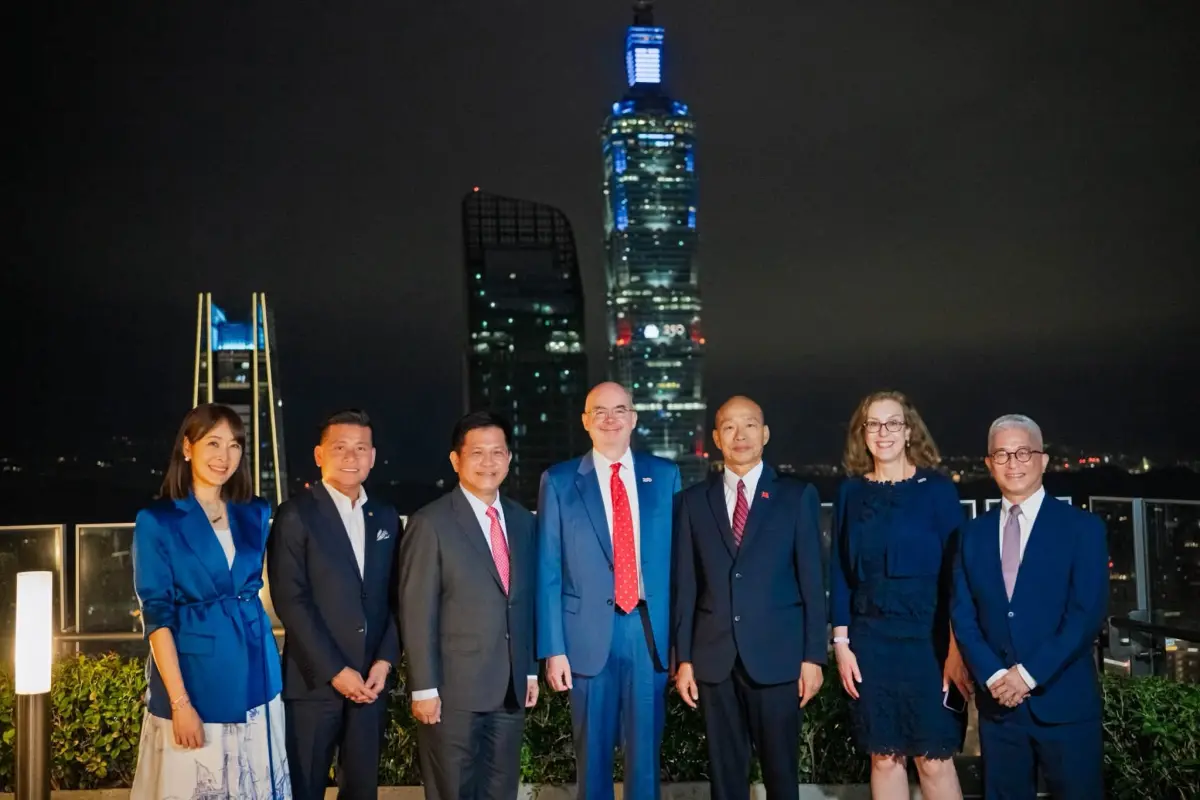 ▲美國在台協會（AIT）處長谷立言（Raymond Greene）（中），與立法院長韓國瑜（右三）、外交部長林佳龍（左三）、台北101董事長賈永婕（左）齊聚一堂，共同慶祝美國建國 250 周年國慶日。（圖／取自谷立言臉書）