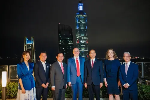 谷立言曬韓國瑜、林佳龍罕見同框照！台北101點燈慶美國250週年