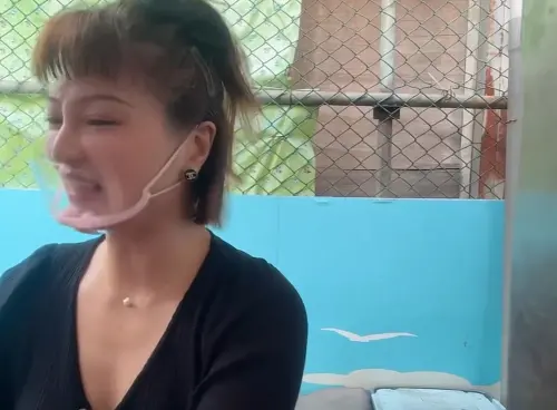 ▲老闆娘在對突然落淚後，立刻把鏡頭往旁邊移，避免拍到對方，暖心行為受到網友讚賞。（圖／崇妮 大腸包小腸授權提供）