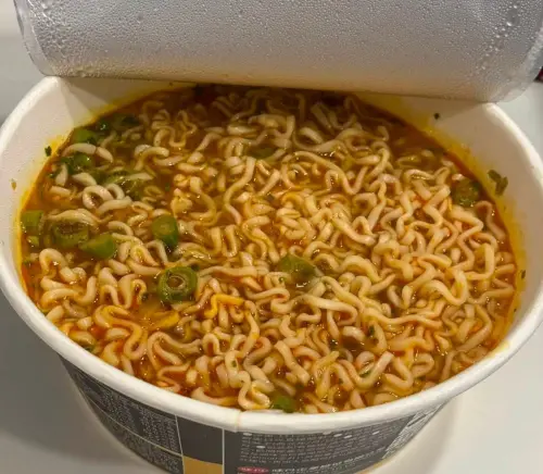 ▲味味A川香酸辣風味麵主打香辣口感進化，並額外多附一包「黑金醋包」，消費者可依個人喜好增添，讓整碗泡麵香酸層次更多元。（圖／泡麵公社 泡麵俱樂部臉書）