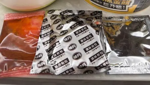 ▲味味A川香酸辣風味麵內容物曝光，不只油包、調味粉，甚至還多附上一包醋包，供消費者自由添加。（圖／泡麵公社 泡麵俱樂部臉書）