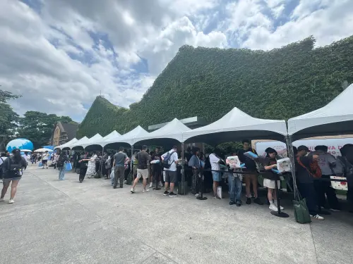 ▲排隊的民眾拿到「討伐棒」都很開心。（圖／記者林若瑋攝）