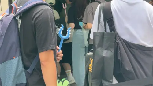 ▲持有特典套票的粉絲一早便拿著限定「討伐棒」入場朝聖。（圖／記者林若瑋攝）