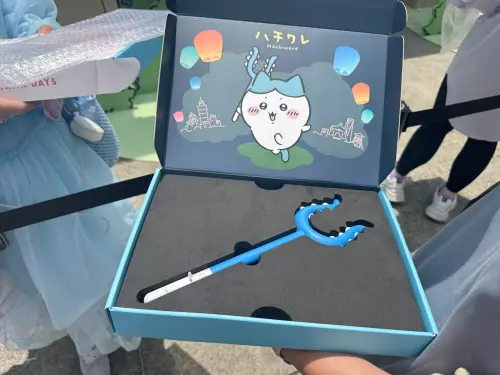 ▲特典套票附贈限定討伐棒，成為粉絲搶拍焦點。（圖／記者林若瑋攝）
