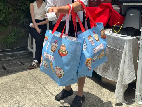 ▲台灣夜市限定提袋人氣相當高，不少粉絲一次購入多項商品。（圖／記者林若瑋攝）