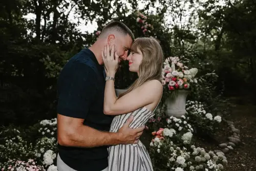 ▲泰勒絲（右）婚禮不僅引發全世界關注，就連遺留的垃圾都超搶手。（圖／翻攝自泰勒絲IG@taylorswift）