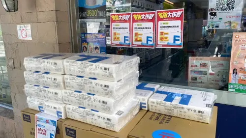 ▲全家衛生紙「買1送3」過去分別是2025年7月、2024年6月、2023年10月，平均每年出現1次。（圖／記者黃韻文攝）