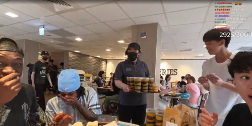 ▲觀看實況的觀眾紛紛發起「遠端請客」，店員用托盤分批端上了將近 20 杯的各類飲料。（圖／Threads@rayasianboy_）