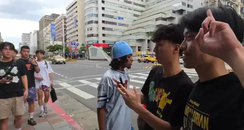 ▲Ray本次台灣之行展現超高人氣，常常在路邊被粉絲圍觀要求合照。（圖／Threads@rayasianboy_）