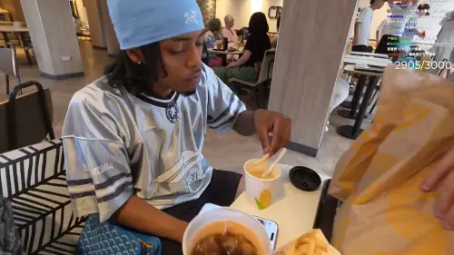 ▲Ray推薦美國好友嘗試台灣麥當勞最強吃法「薯條沾玉米濃湯」。（圖／Youtube＠RayAsianBoy Live）
