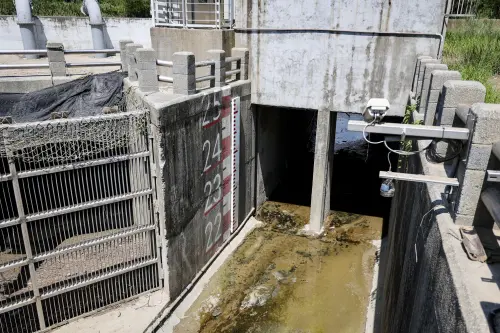 ▲ 二仁溪屬於經濟部水利署第六河川分署主管，上月豪雨二仁溪流域發生短延時強降雨，最大一小時雨量達105毫米，二仁溪溢流造成周邊區域積淹水。（圖／高雄市長參選人、立法委員賴瑞隆提供）