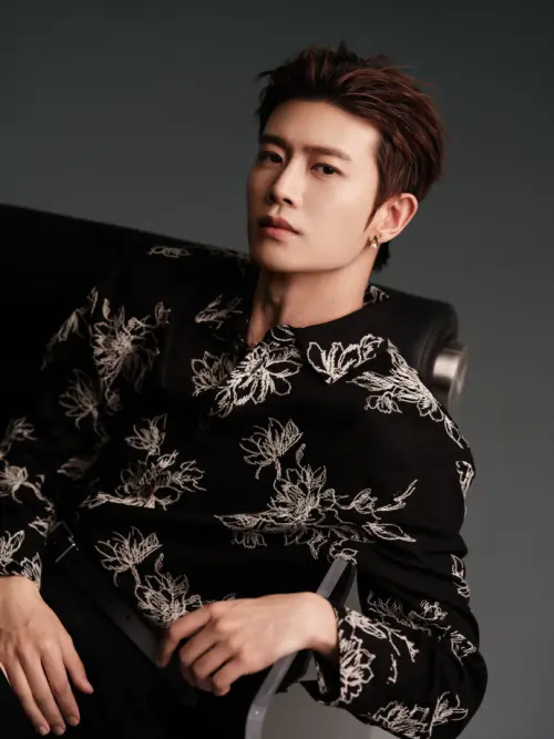 ▲任嘉倫主演《錦衣之下》、《周生如故》等陸劇迅速竄紅，被觀眾封為「古裝劇男神」。（圖／翻攝自任嘉倫Allen微博）