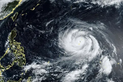 巴威颱風強度達二次巔峰！路徑威脅、警報時間點、風雨時程一次看