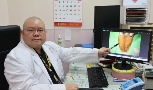 褲子一脫醫看傻眼　男「滿滿103顆菜花」堆疊