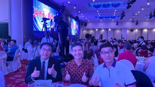 ▲ 台南市長黃偉哲與新加坡國會議員羅守恩（中）、新加坡返老還童氣功協會主席葉成德主席（右）在餐會中合影。（圖／南市府提供）