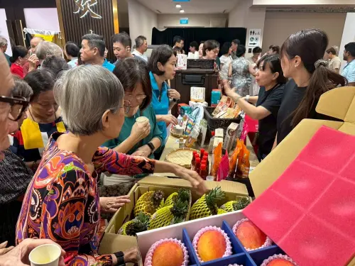 ▲ 南市府帶來許多台南優質農特產介紹給新加坡朋友。（圖／南市府提供）
