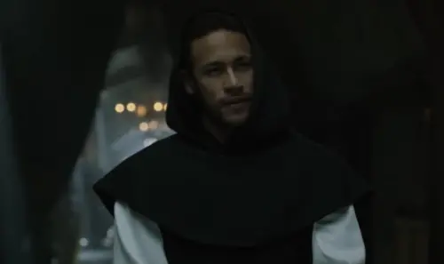 ▲內馬爾當時飾演一名修道士，他一出場就逗樂觀眾。（圖／翻攝自Netflix）