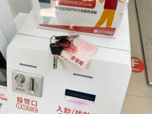 ▲近期不少民眾反映，到蝦皮智取店取貨時，驚見機台上遺留現鈔，甚至有人放上警告紙條，提醒下一位顧客：別碰、是詐騙。（圖／記者周淑萍攝）