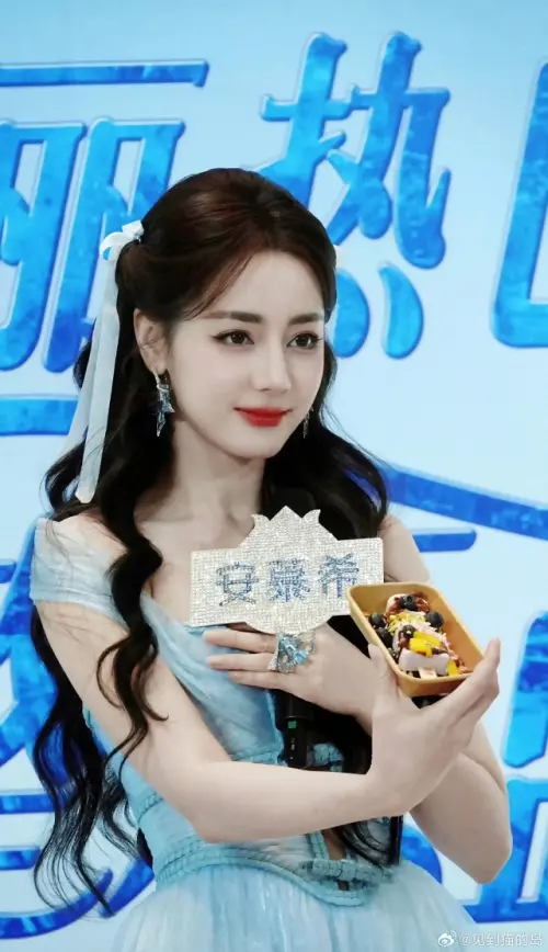 ▲迪麗熱巴穿深V禮服出席活動，看起來很不自在狂遮胸防走光。（圖／翻攝自微博@見到貓的島）