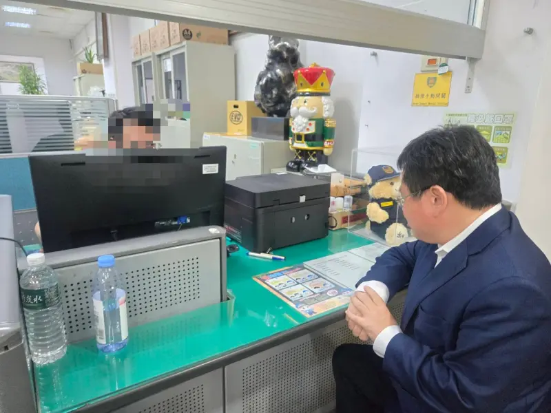    ▲矢板明夫到派出所製作筆錄。（圖／台中市議員施志昌提供，2026.07.06）  